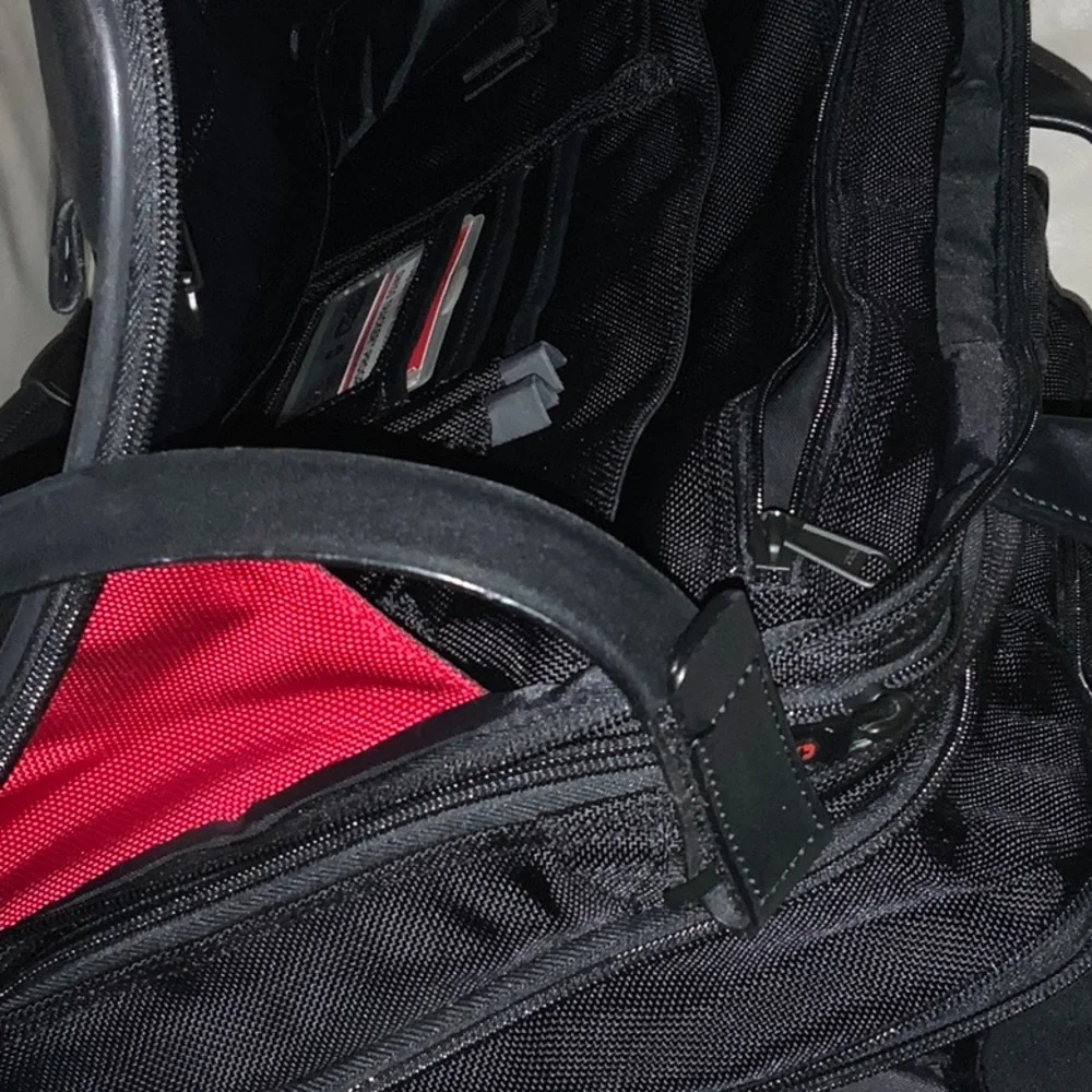 Victorinox Men’s Black Leather mix Expandable Brief Messenger Work Bag. NWOT.